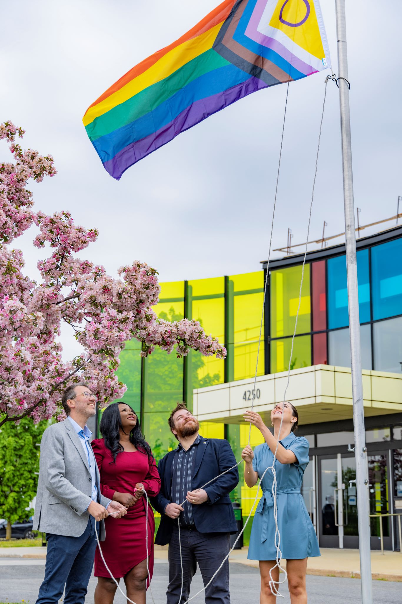 Levée du drapeau LGBTQ+ devant l'hôtel de ville de Longueuil