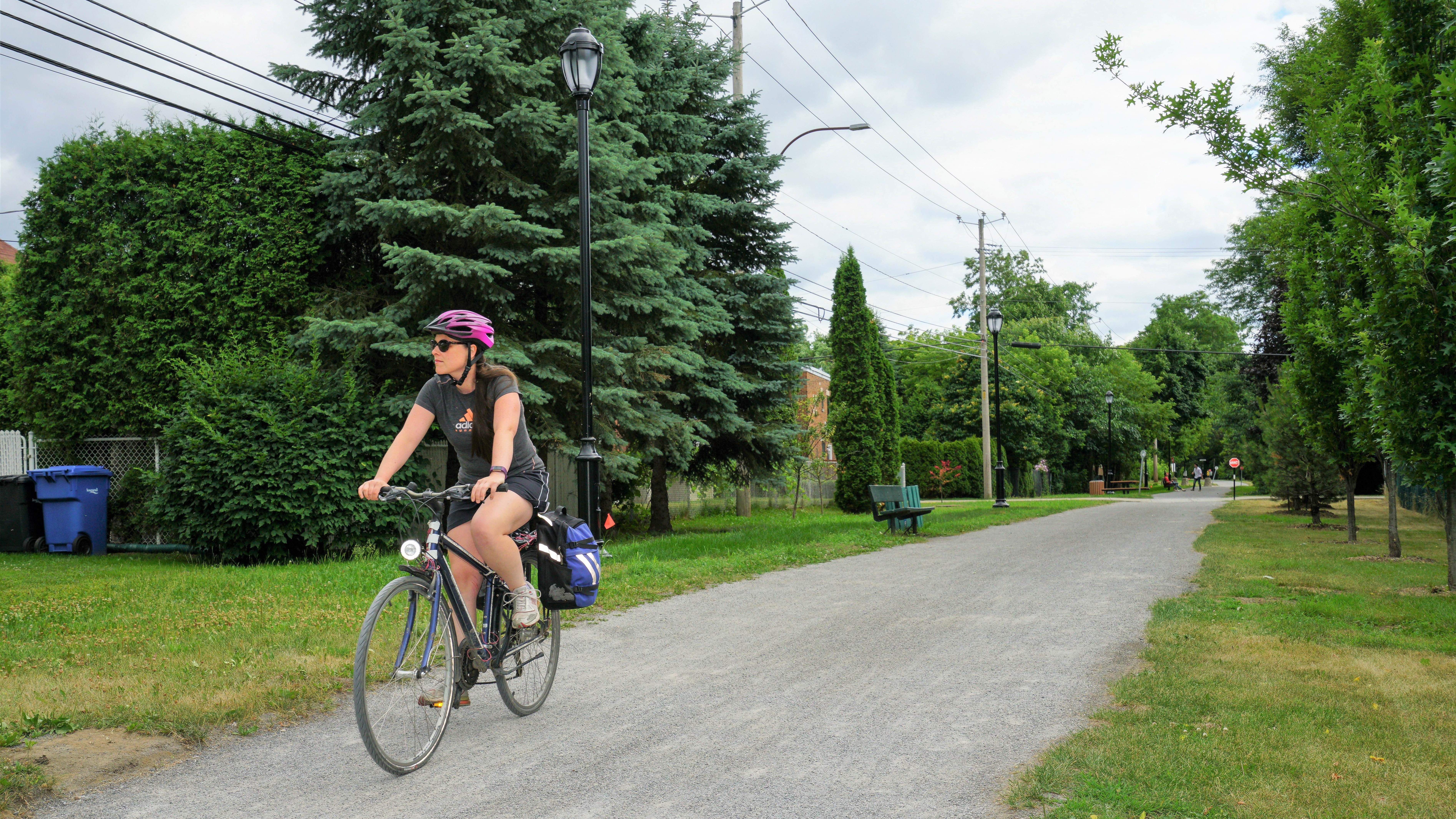 Femme en vélo sur une piste cyclable du réseau cyclable de Longueuil