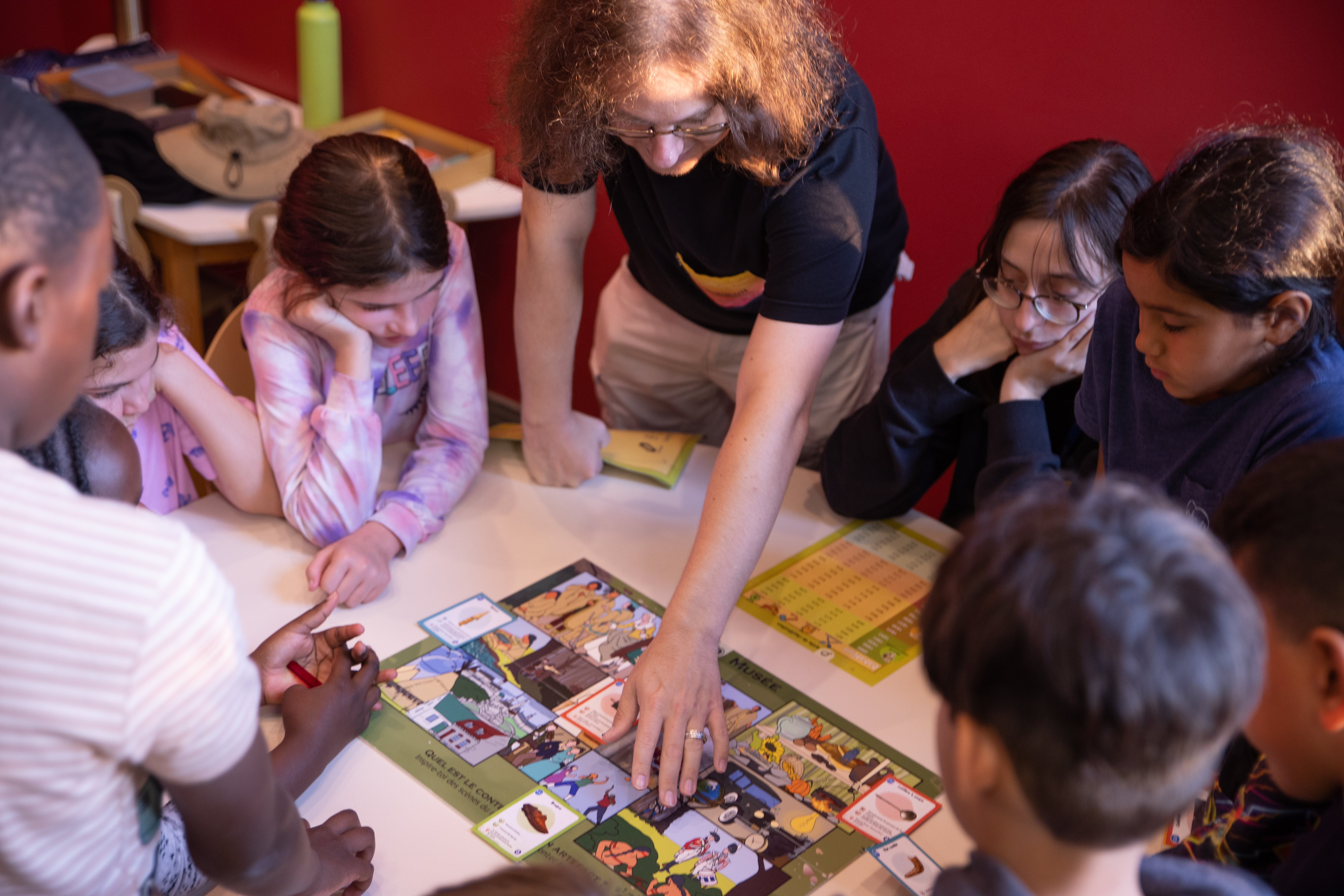 Enfants qui participent à une activité de groupe