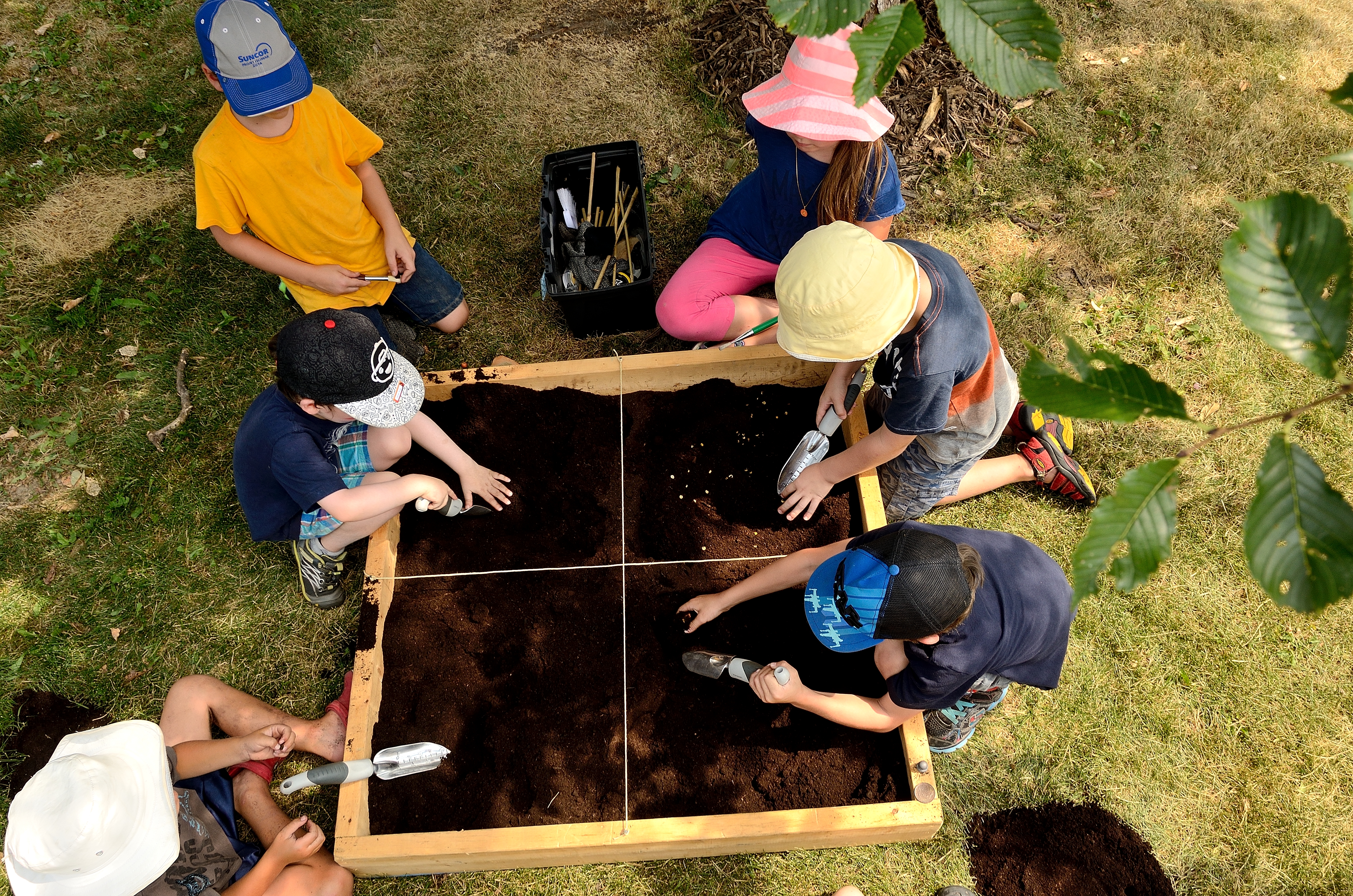 Enfants qui participent à une activité de jardinage 