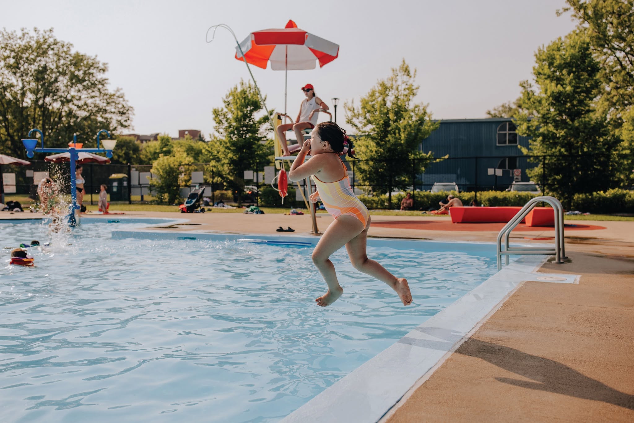 enfant sautant dans une piscine publique