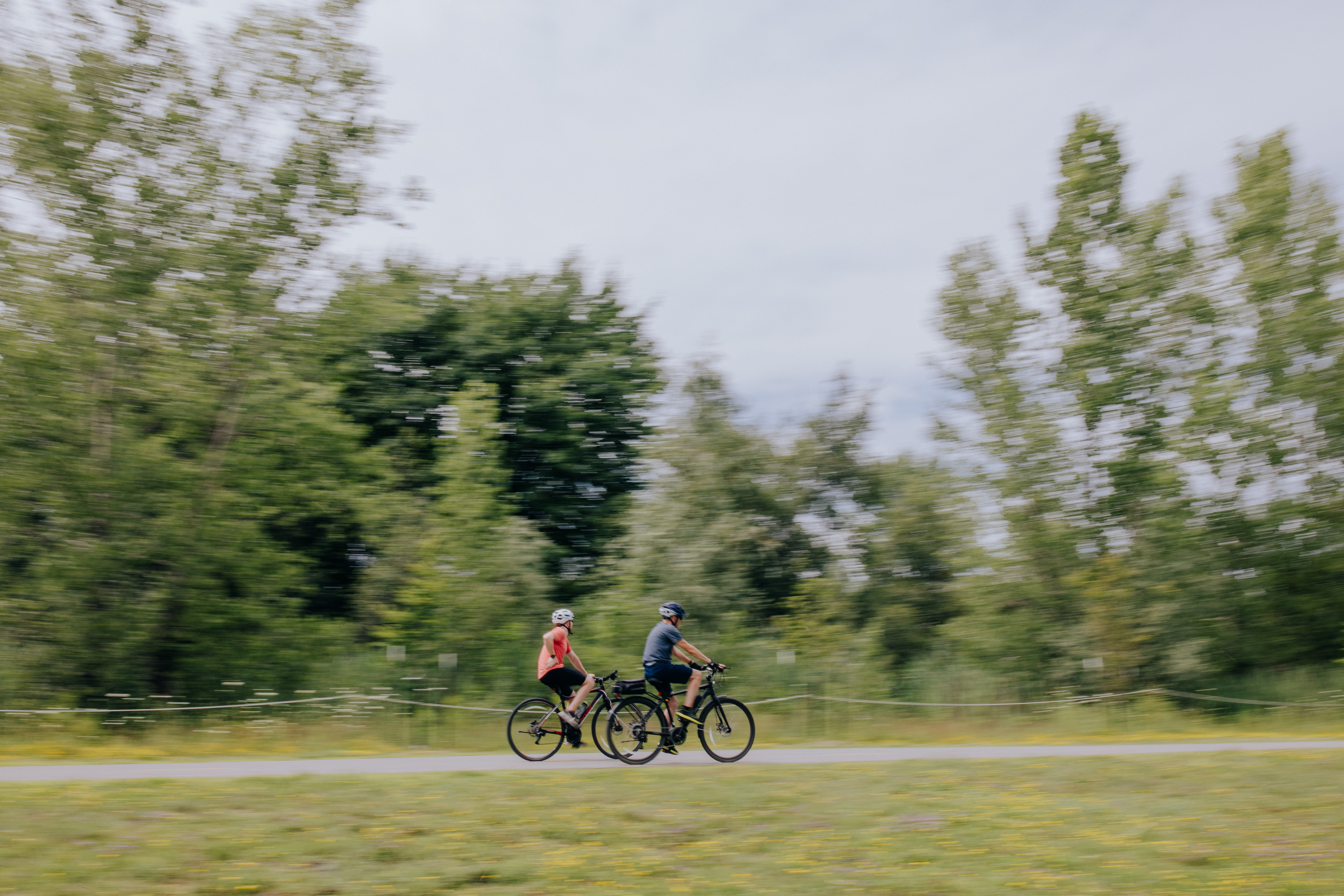 hommes à vélo - pistes cyclables longueuil