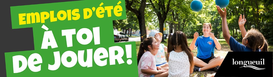 Monitrice de camp de jour avec son groupe d'enfants