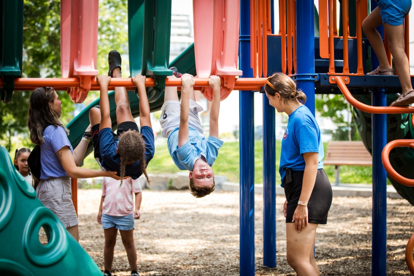 Monitrice de camp de jour avec son groupe d'enfants